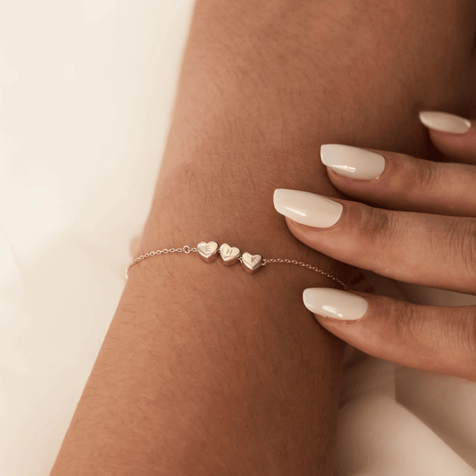 Personligt armbånd med hjerte og initialer