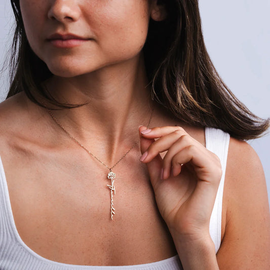 Personlig halskæde med fødselsblomst og navn