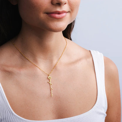 Personlig halskæde med fødselsblomst og navn