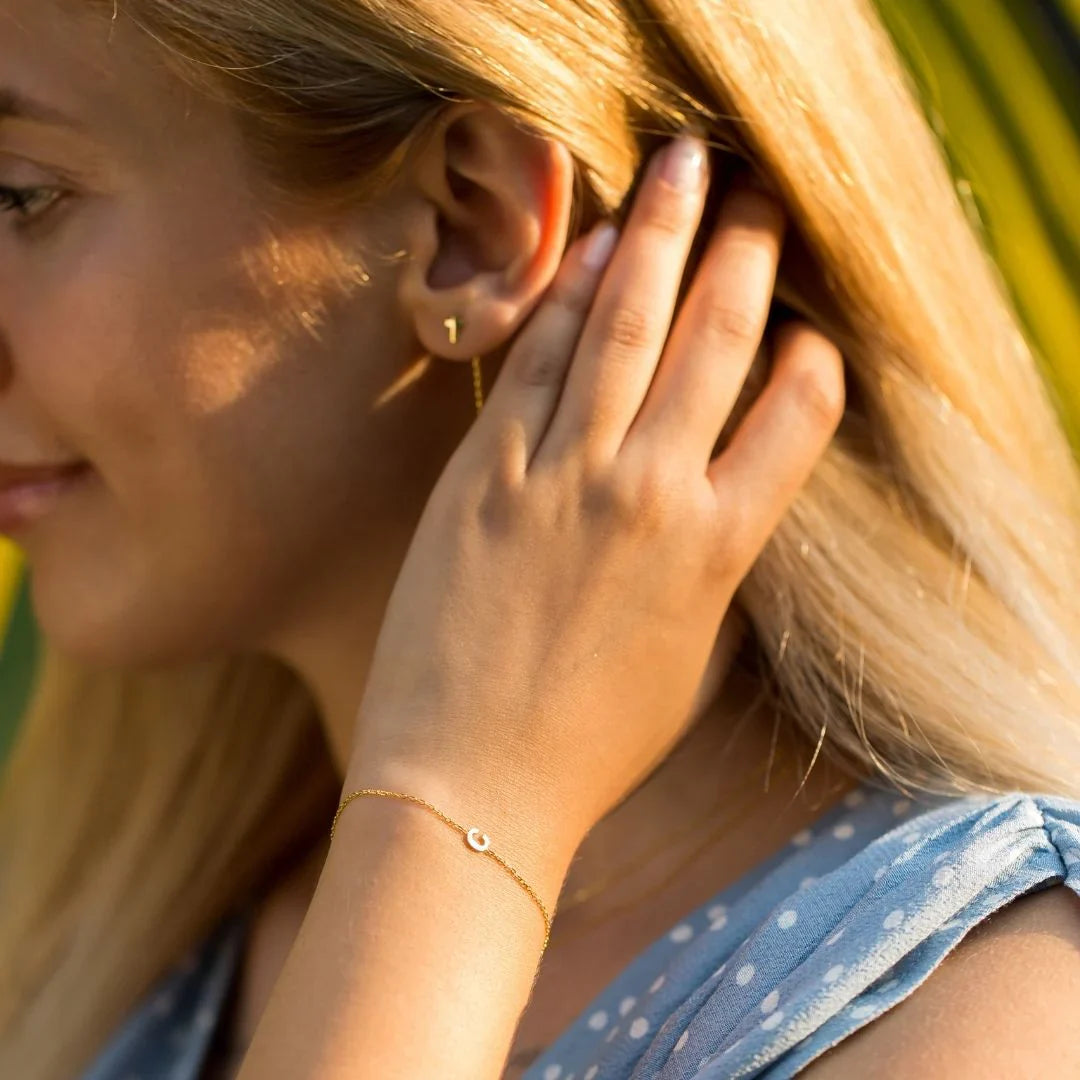 Personligt armbånd med sidelæns initialer