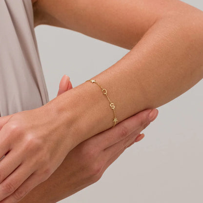 Personligt armbånd med sidelæns initialer