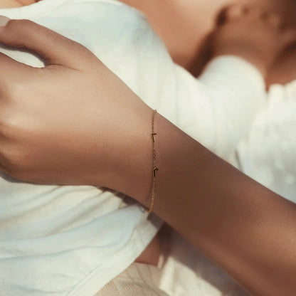 Personligt armbånd med sidelæns initialer