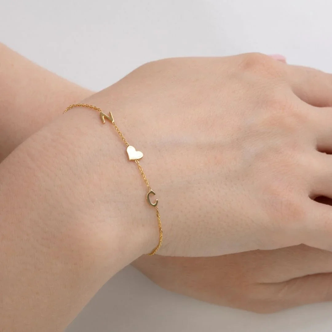 Personligt armbånd med sidelæns initialer