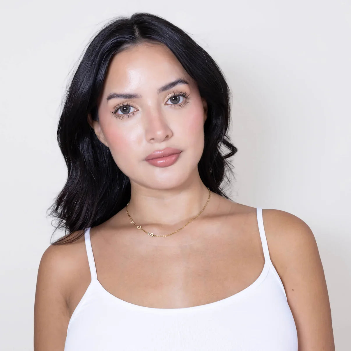 Personlig halskæde med sidelæns initialer